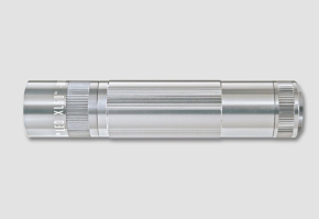 Maglite XL50 S3 106 фонарь Silver MagLite LED серии XL с управляемой кнопкой и 3 режимами работы в блистере с батарейками Размер фонаря: 12 см, тип батареек: 3 x aaa