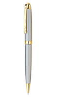 PC0835BP Шариковая ручка Pierre Cardin GAMME. Корпус - латунь с сатиновым никелированным покрытием, детали дизайна - сталь с позолотой. Цвет - бежево-серебристый. Упаковка Е.